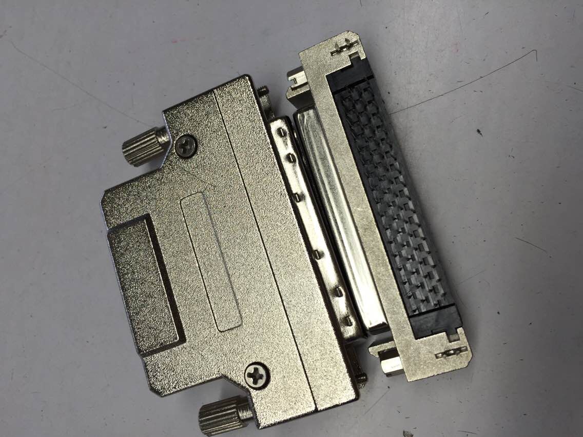 SCSI-68P焊线公头 配金属外壳 长螺杆